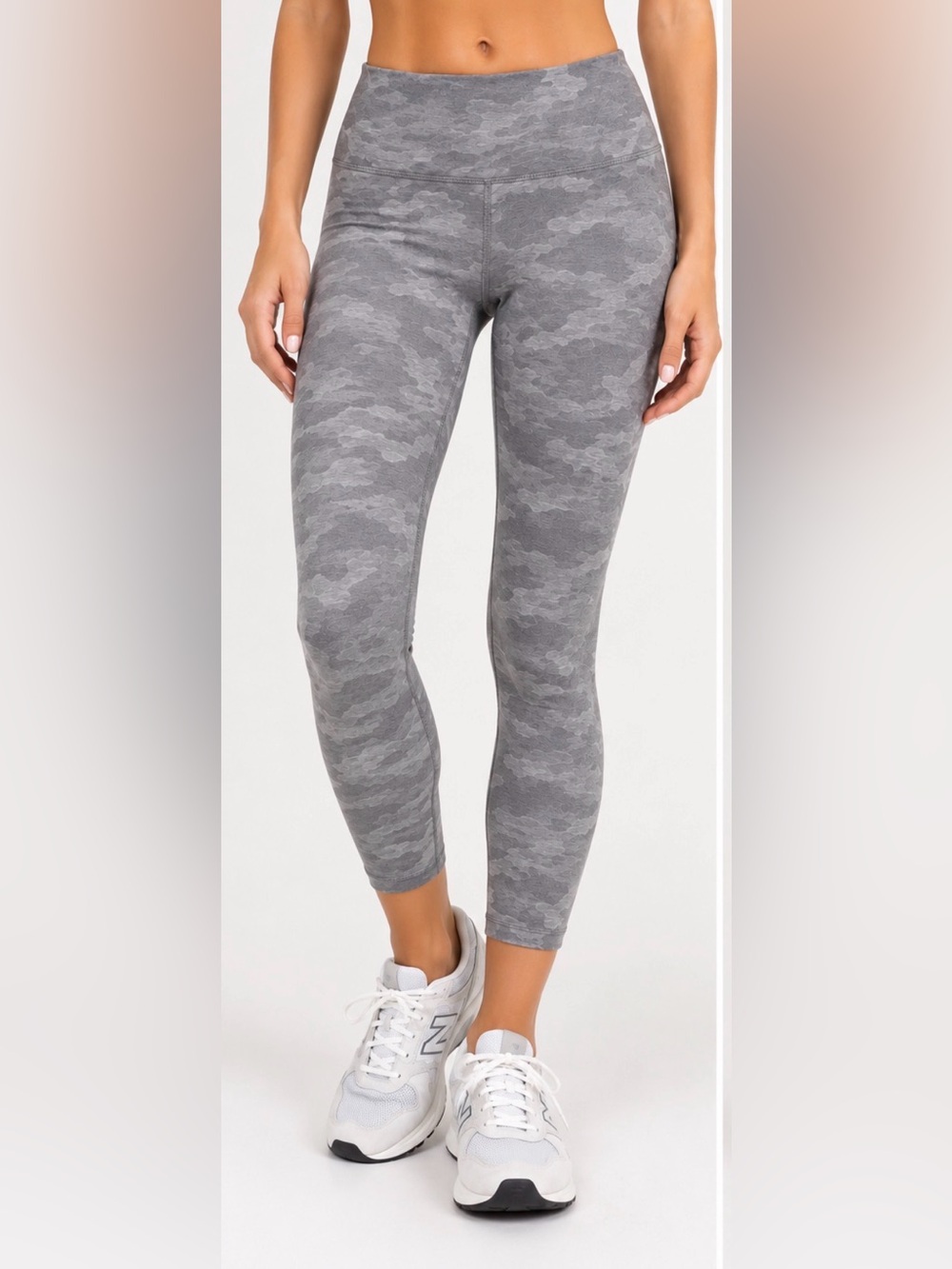 Vuori Gray Tonal Camo High Rise Performance Leggings Size M